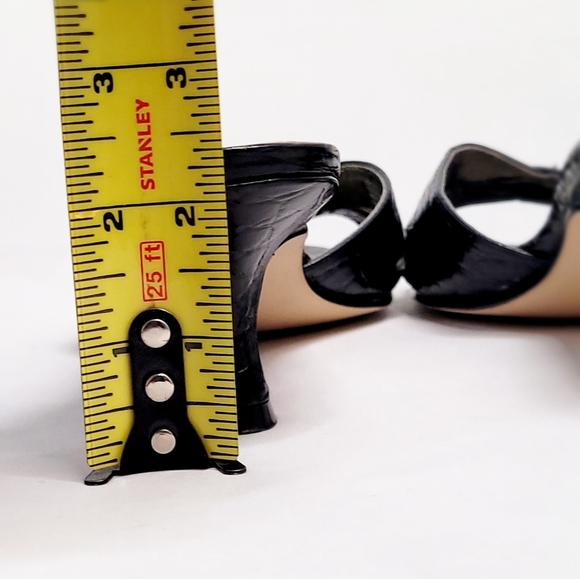 Daisy Fuentes Black Sandals with Peep-Toe Design and Crisscross Straps Used - Picture 8 of 9